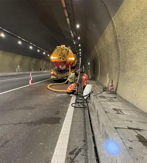 碑林隧道排水渠清淤